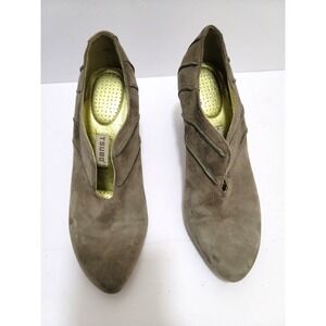 Tsubo Womens Taupe Suede Ankle Booties With Unique Curved Heel Design size 7.5